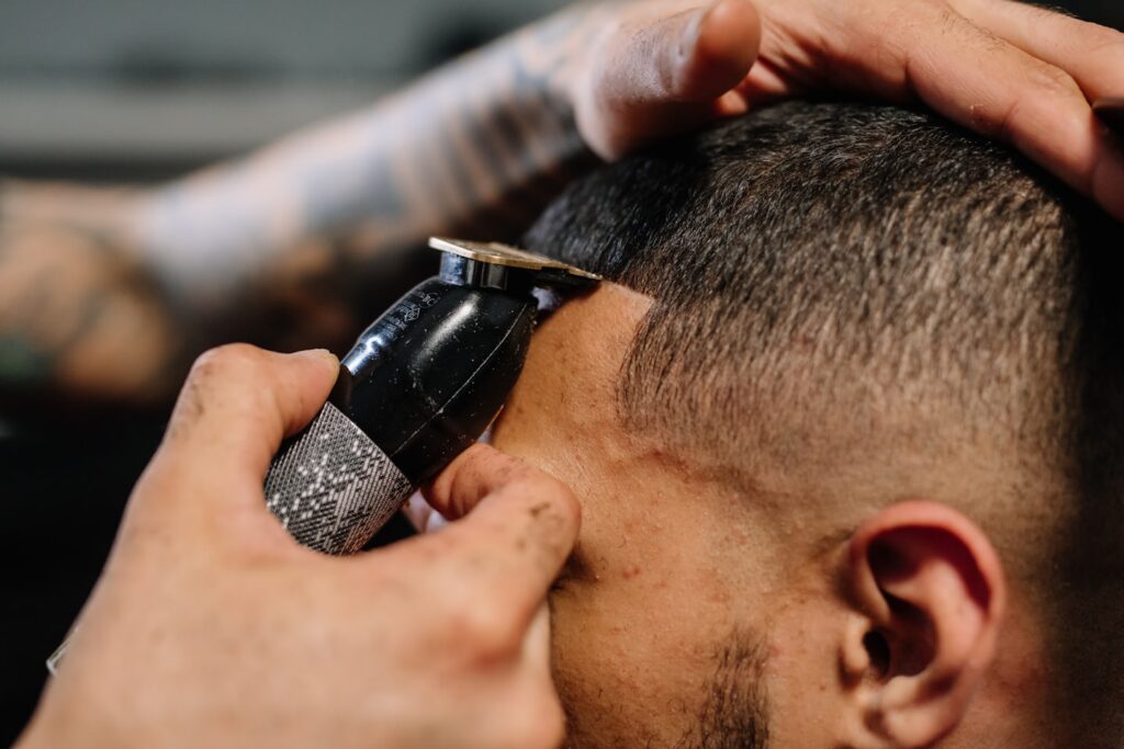 Corte de cabello masculino realizado en barbería