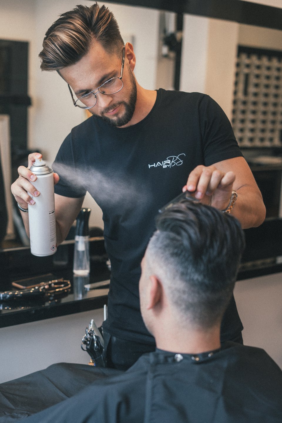 Barbero realizando un corte de cabello en Bustillo Barber Shop